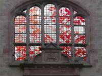 Saskia Schulz, Kamelienfenster über dem Hauptportal der evangelischen Kirche Saarlouis (Innenstadt), 2010. Foto: Archiv Saskia Schulz (Ausschnitt)